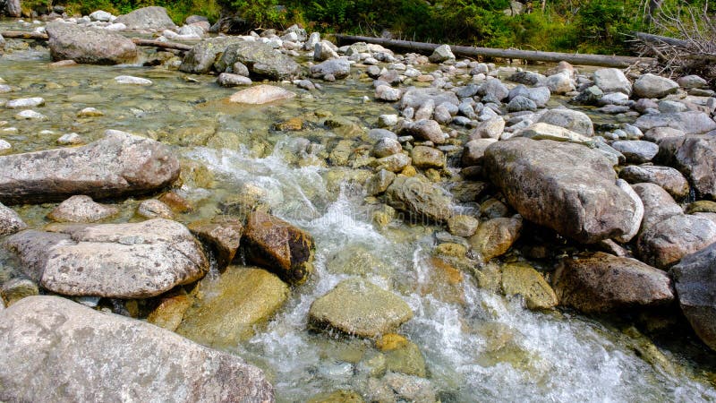 Vodopády na potoku Studený potok vo Vysokých Tatrách počas leta, Slovensko