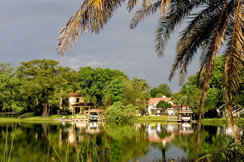 Několik velkých soukromých domů, které byly postaveny na pobřeží nebo na břehu jezera v Orlandu, Florida.