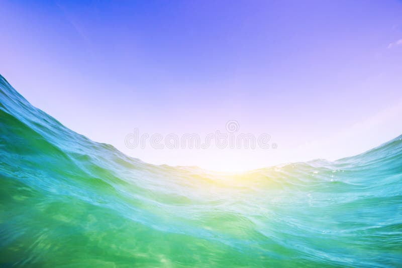 Watergolf in de oceaan Onderwater en blauwe zonnige hemel royalty-vrije stock afbeeldingen Watergolf in de oceaan Onderwater en blauwe zonnige hemel royalty-vrije stock afbeeldingen