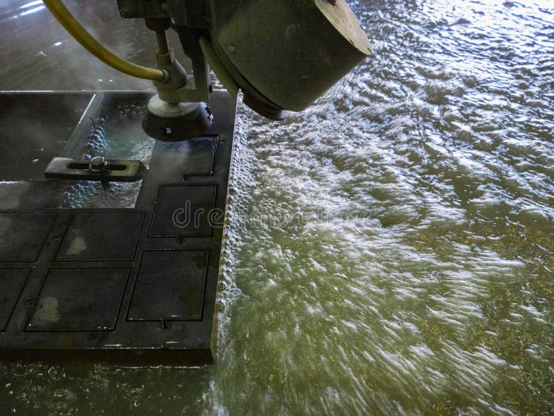 Waterjet τέμνουσα διαδικασία του παχιού μαύρου φύλλου μετάλλων στοκ εικόνες με δικαίωμα ελεύθερης χρήσης Waterjet τέμνουσα διαδικασία του παχιού μαύρου φύλλου μετάλλων στοκ εικόνες με δικαίωμα ελεύθερης χρήσης