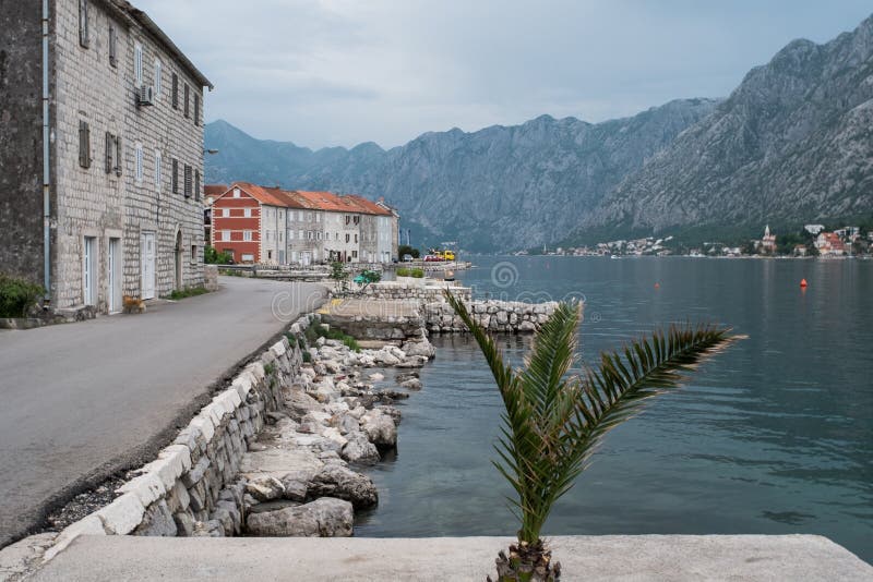 Waterkant in Muo, in Kotor-Baai in Montenegro stock fotografie Waterkant in Muo, in Kotor-Baai in Montenegro stock fotografie