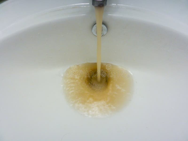 Waterkraan met Lopend Vuil Muddy Water in een Gootsteen stock foto's Waterkraan met Lopend Vuil Muddy Water in een Gootsteen stock foto's