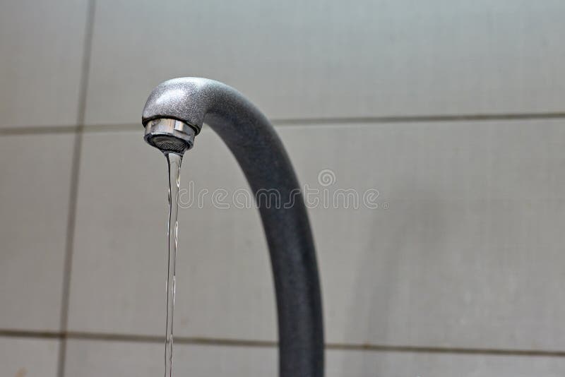 Waterkraan van een tapkraan royalty-vrije stock afbeeldingen Waterkraan van een tapkraan royalty-vrije stock afbeeldingen