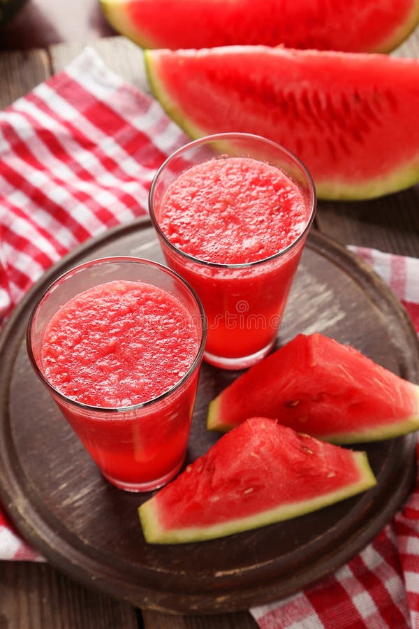 Watermeloen smoothies op bruine houten achtergrond royalty-vrije stock afbeeldingen Watermeloen smoothies op bruine houten achtergrond royalty-vrije stock afbeeldingen