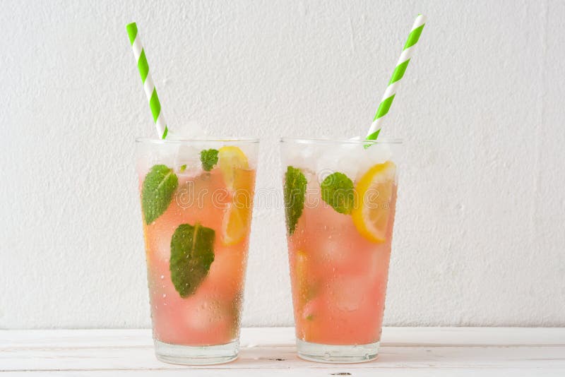 Watermeloenmojito op witte houten lijst stock afbeelding Watermeloenmojito op witte houten lijst stock afbeelding
