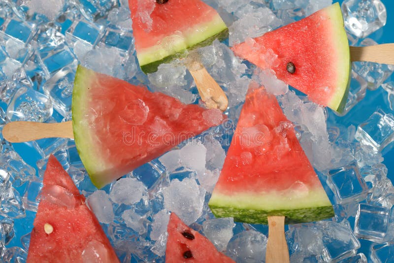 Watermeloenplakken op ijs stock afbeelding Watermeloenplakken op ijs stock afbeelding