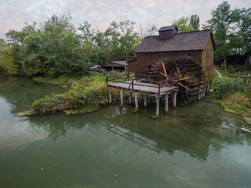 watermill på liten Donau nära byn Jelka, Slovakien arkivbilder watermill på liten Donau nära byn Jelka, Slovakien arkivbilder