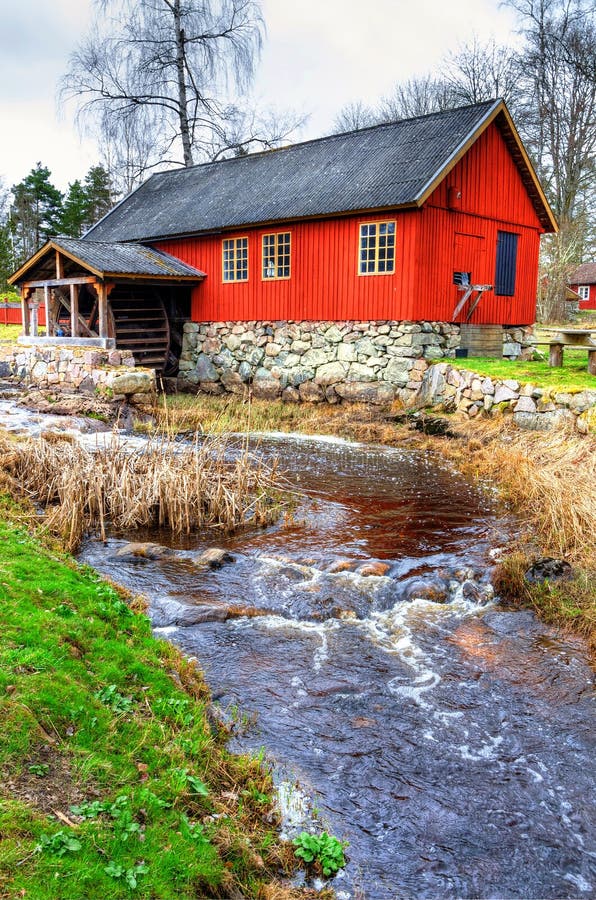 Watermill sueco tradicional con el pequeño río imágenes de archivo libres de regalías Watermill sueco tradicional con el pequeño río imágenes de archivo libres de regalías