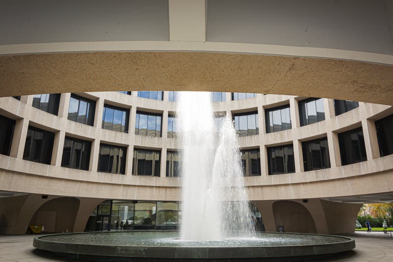 Waternevel van de fontein binnen de binnenplaats van het Hirshhorn-Museum in Washington D C royalty-vrije stock foto Waternevel van de fontein binnen de binnenplaats van het Hirshhorn-Museum in Washington D C royalty-vrije stock foto