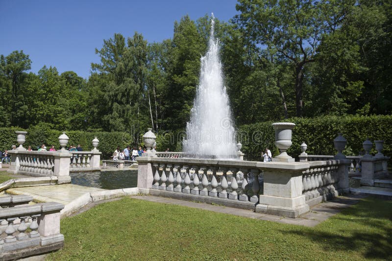 Waterpiramide royalty-vrije stock afbeelding Waterpiramide royalty-vrije stock afbeelding