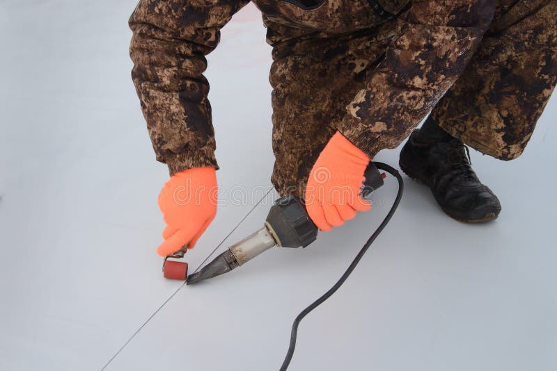 Waterproofing och isolering på konstruktionsplatsen, takförseglingsprocess av det syntetiska membranet med handtoolen för varm lu arkivbilder Waterproofing och isolering på konstruktionsplatsen, takförseglingsprocess av det syntetiska membranet med handtoolen för varm lu arkivbilder