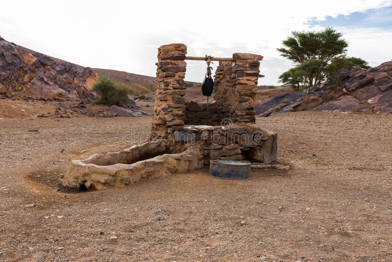 Waterput In De Woestijn Van De Sahara Stock Foto ...