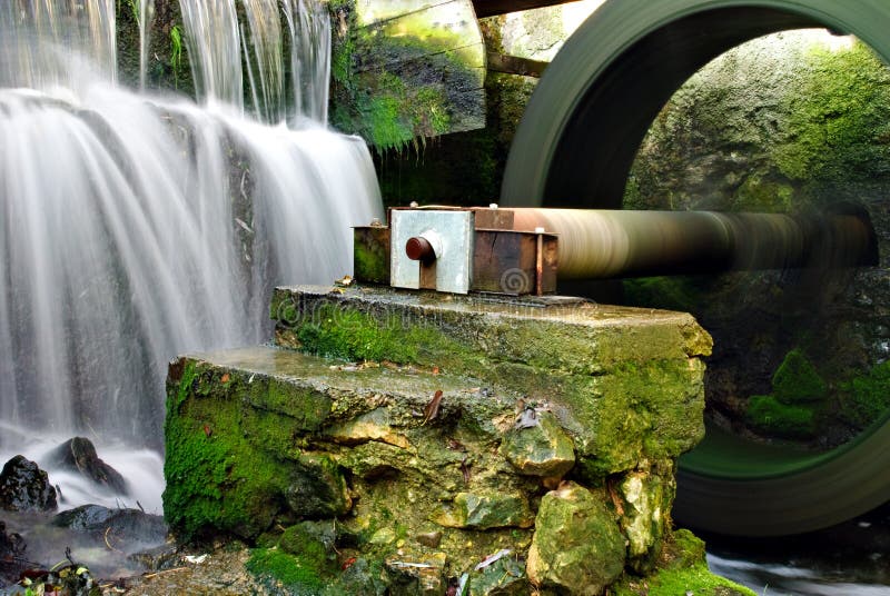 Waterrad en waterval stock afbeelding Waterrad en waterval stock afbeelding