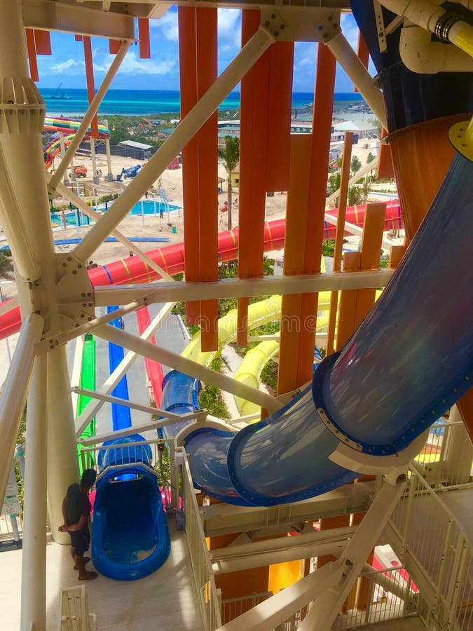 Waterslides на остров-курорте CocoCay идеального дня, королевской Вест-Индии стоковая фотография rf Waterslides на остров-курорте CocoCay идеального дня, королевской Вест-Индии стоковая фотография rf