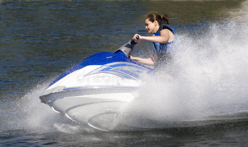 Akčný záber mladá žena na skútrov / seadoo.