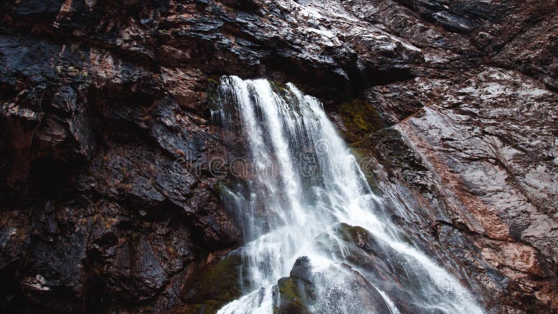 Waterval in Abkhazian rotsachtige bergen stock afbeelding Waterval in Abkhazian rotsachtige bergen stock afbeelding