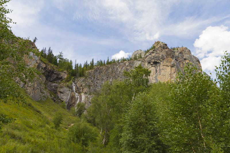 Waterval in de bergen van Altay Mooi aardlandschap royalty-vrije stock afbeeldingen Waterval in de bergen van Altay Mooi aardlandschap royalty-vrije stock afbeeldingen