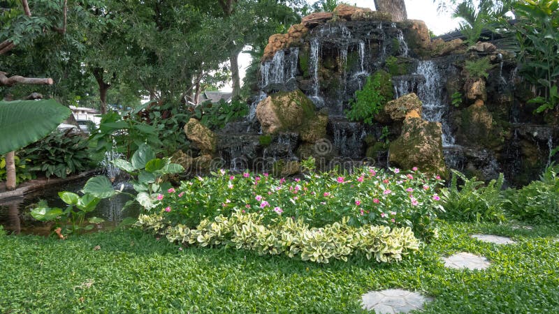 Waterval in tropische tuin Weergeven van de tuinwaterval royalty-vrije stock afbeeldingen Waterval in tropische tuin Weergeven van de tuinwaterval royalty-vrije stock afbeeldingen
