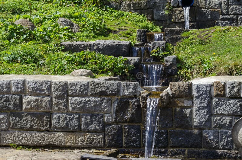 Watervalcascade in het dichtbijgelegen rest-huis Aleko wordt gemaakt die van de bergstroom stock afbeelding Watervalcascade in het dichtbijgelegen rest-huis Aleko wordt gemaakt die van de bergstroom stock afbeelding