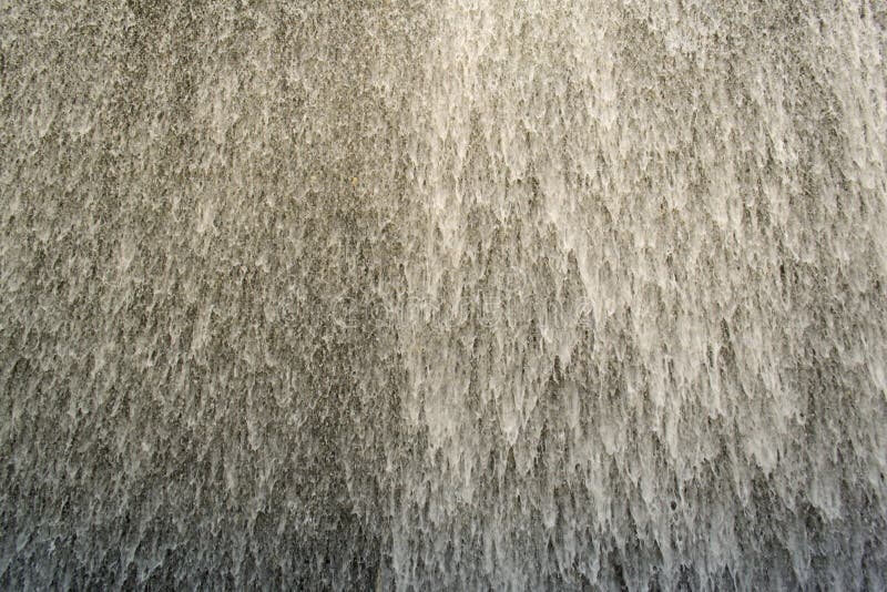 Watervalcascade met wit schuim royalty-vrije stock foto Watervalcascade met wit schuim royalty-vrije stock foto