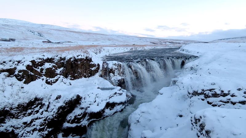 Watervaldekking met sneeuw in stedelijk IJsland