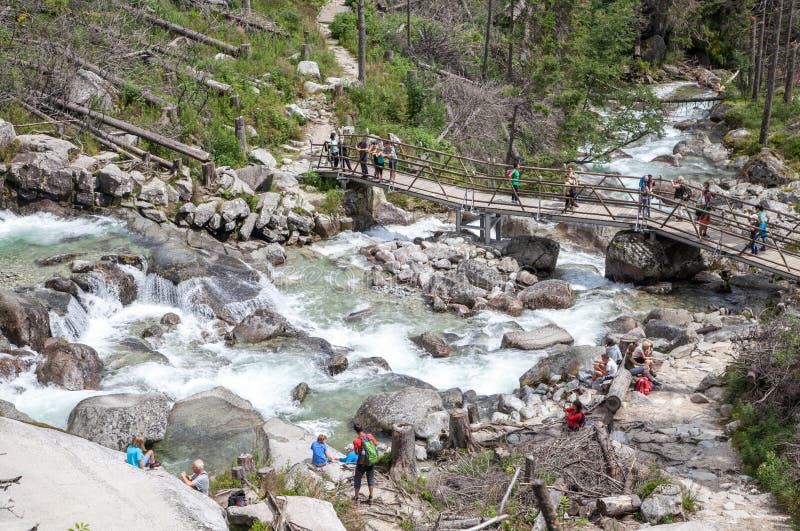 Watervallen bij stroom Studeny potok in Hoge Tatras, Slowakije stock foto Watervallen bij stroom Studeny potok in Hoge Tatras, Slowakije stock foto