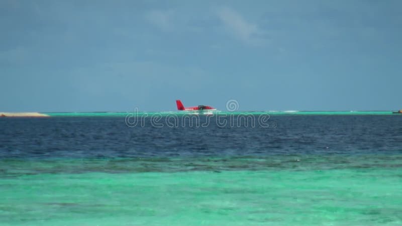 Watervliegtuig op achtergrond van zeegezicht en hemel van de Maldiven