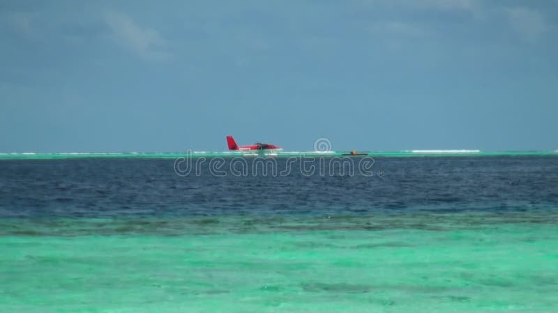 Watervliegtuig op achtergrondwaterspiegel en horizon in de Maldiven