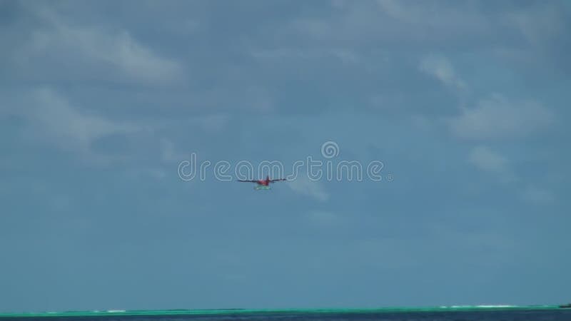 Watervliegtuig op achtergrondwaterspiegel en horizon in de Maldiven