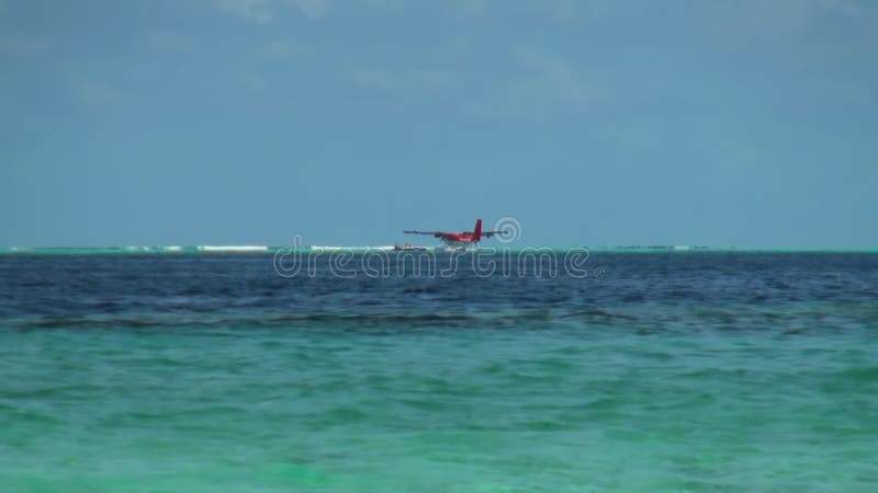 Watervliegtuig op achtergrondwaterspiegel en horizon in de Maldiven