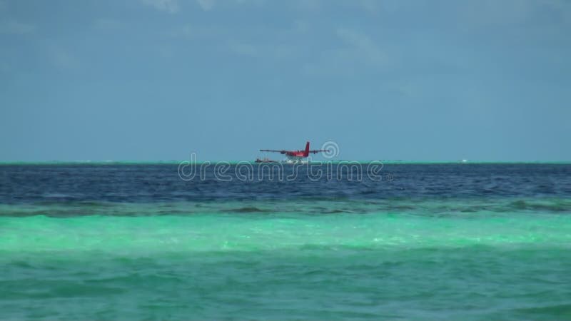 Watervliegtuig op achtergrondwaterspiegel en horizon in de Maldiven