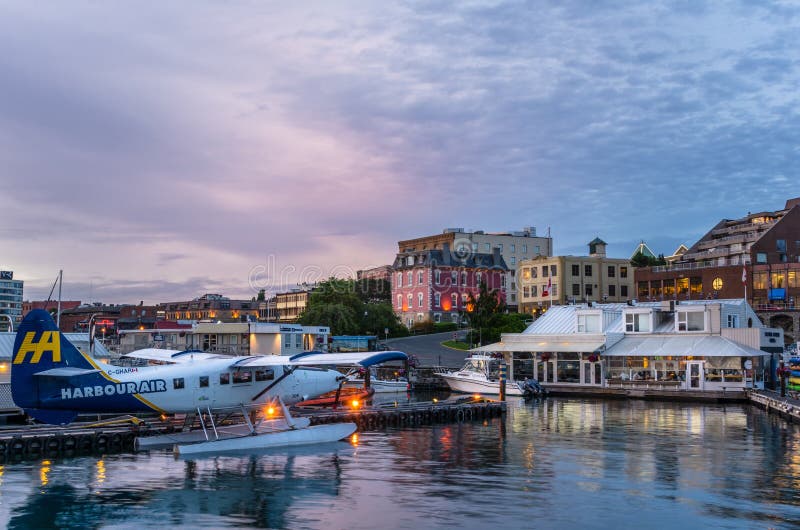 Watervliegtuig in Victoria Inner Harbour Water Airport bij Zonsondergang royalty-vrije stock afbeelding Watervliegtuig in Victoria Inner Harbour Water Airport bij Zonsondergang royalty-vrije stock afbeelding