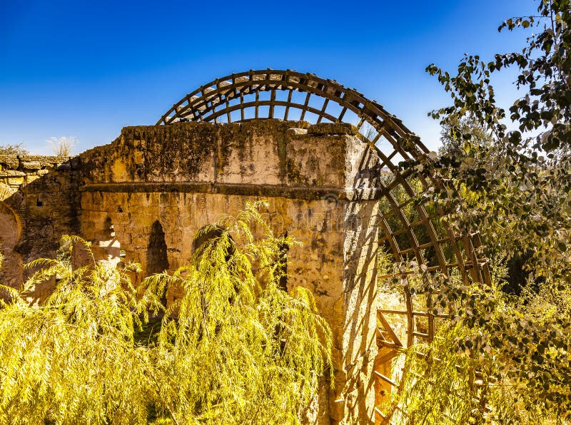 Waterwheel в городке Cordoba, Андалусии, Испании стоковая фотография rf Waterwheel в городке Cordoba, Андалусии, Испании стоковая фотография rf