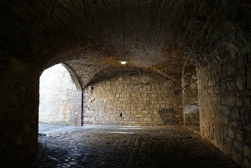 Waulted podziemny tunel lub korytarze z cegieł kamiennych w Zamku Hohenzollern Niemcy zdjęcie royalty free Waulted podziemny tunel lub korytarze z cegieł kamiennych w Zamku Hohenzollern Niemcy zdjęcie royalty free