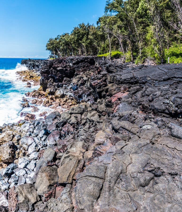Waves Crashing Against The Rugged Volcanic Sea Cliffs of MacKenzie State Recreation Area, Hawaii Island, Hawaii, USA. Waves crashing cliffs stock images, royalty-free photos and pictures