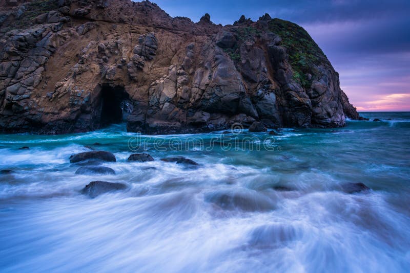 Waves in the Pacific Ocean and the Keyhole Rock royalty free stock images Waves in the Pacific Ocean and the Keyhole Rock royalty free stock images