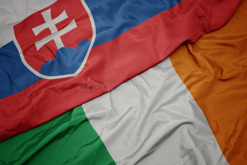 Vlající barevná vlajka Irska a státní vlajka slovenska
