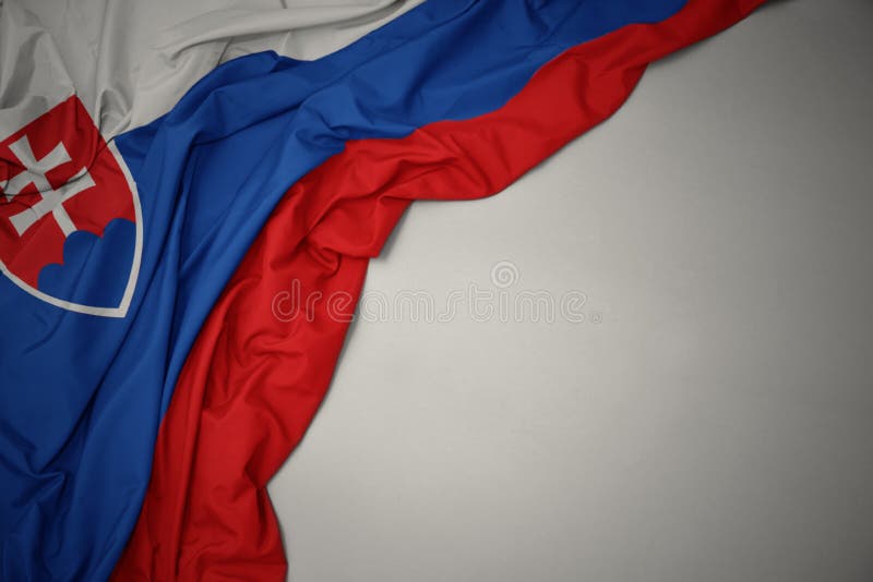 Vlající státní vlajka slovenska na šedém pozadí