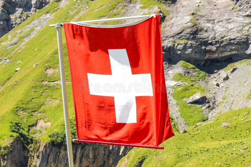 Bức ảnh về cờ Thụy Sĩ và phong cảnh của đất nước này sẽ khiến bạn say mê với vẻ đẹp hoang sơ và thuần khiết. Hãy xem hình này để khám phá những cung đường đẹp nhất của Thụy Sĩ.