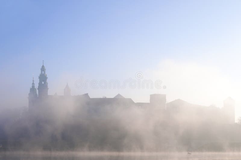 Zamek il Castello di Wawel e Cattedrale di Cracovia, in Polonia, nella nebbia mattutina.