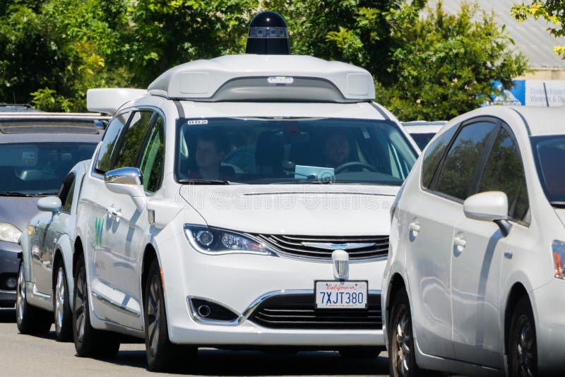 Waymo jaźni napędowy samochód pływa statkiem na ulicie, Krzemowa Dolina zdjęcie stock Waymo jaźni napędowy samochód pływa statkiem na ulicie, Krzemowa Dolina zdjęcie stock