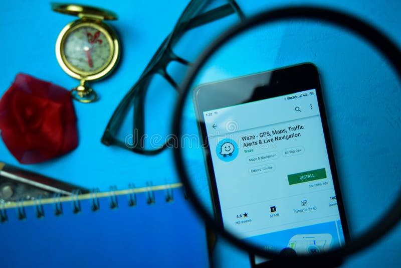 Waze App dello sviluppatore di GPS, delle mappe, di traffico, di allarmi & di Live Navigation con l'ingrandimento sullo schermo d fotografia stock Waze App dello sviluppatore di GPS, delle mappe, di traffico, di allarmi & di Live Navigation con l'ingrandimento sullo schermo d fotografia stock