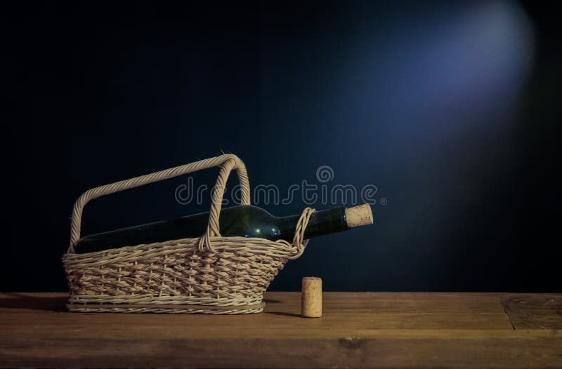 Wciąż życia stara i brudna wino butelka fotografia stock Wciąż życia stara i brudna wino butelka fotografia stock