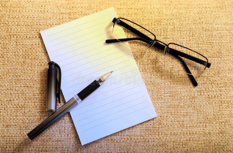 Bril en notitieboek royalty-vrije stock afbeelding