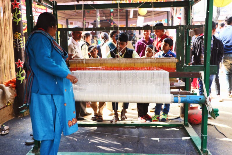 Weaver weaving cloth editorial image. Image of handwork 86212280