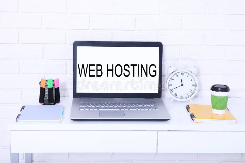 Web hosting Parola sul monitor Posto di lavoro con il computer e la tazza di caffè Derisione alta e spazio della copia fotografia stock libera da diritti Web hosting Parola sul monitor Posto di lavoro con il computer e la tazza di caffè Derisione alta e spazio della copia fotografia stock libera da diritti