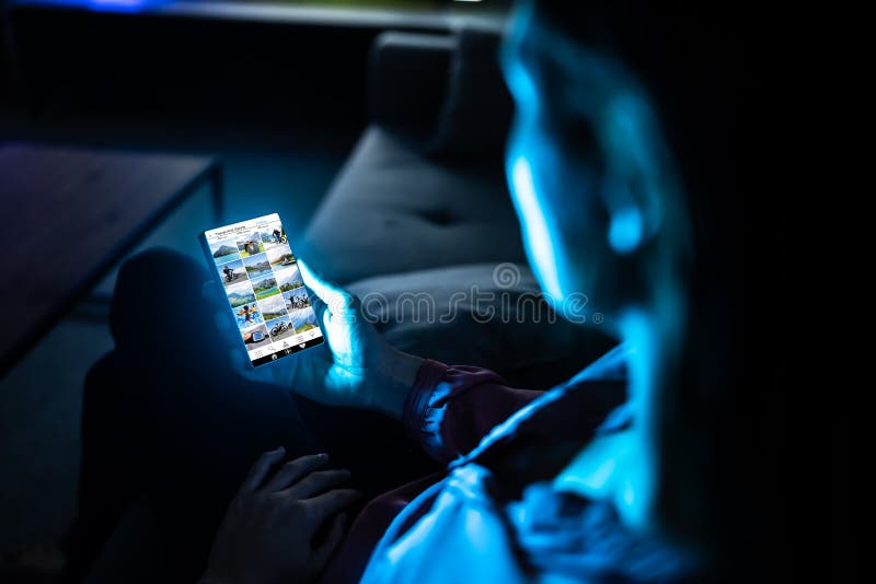 Web site social online no telefone celular imagem de stock