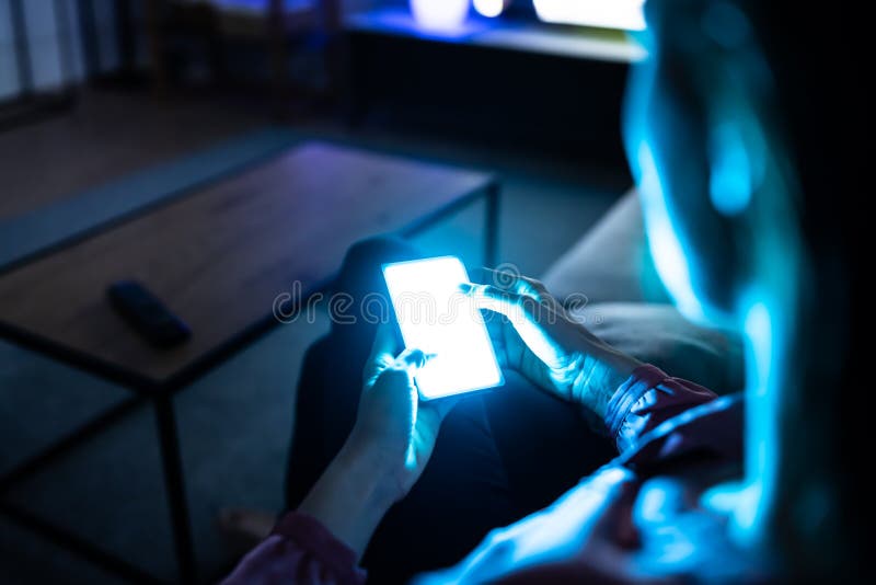 Web site social online no telefone celular imagens de stock