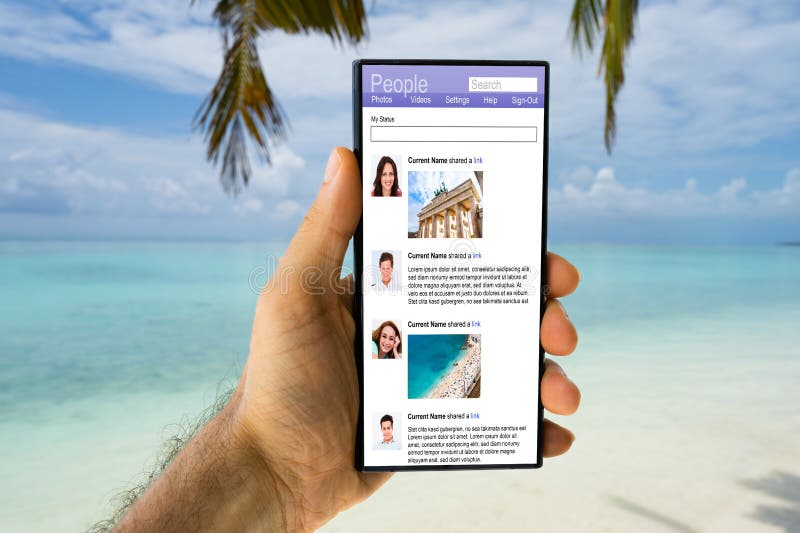 Web site social online no telefone celular fotografia de stock royalty free