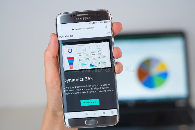 Webbplats av företaget för dynamik 365 på telefonskärmen